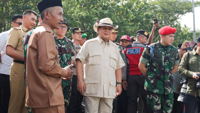 Menteri Pertahanan (Menhan) RI Prabowo Subianto meninjau pemasangan bantuan pipa air bersih di Kalurahan Banyusoco, Playen, Gunungkidul, Provinsi Daerah Istimewa Yogyakarta (DIY), Senin, 3 Juni 2024 (sumber: Tim Media Prabowo)