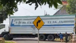 Viral Aksi Emak-emak Dorong Truk yang Mogok Bikin Kagum, Warganet: Fix Ras Terkuat di Bumi