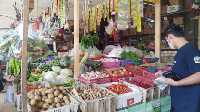 Kebutuhan bahan pokok dan sayur mayur yang dijual di pasar tradisional di Bali. (foto ilustrasi)