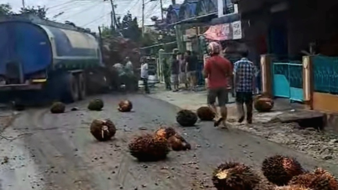 Truk tangki CPO tabrakan beruntun di Sumatera