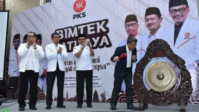 Wakil Ketua Majelis Syuro PKS Sohibul Iman pukul gong (kanan).