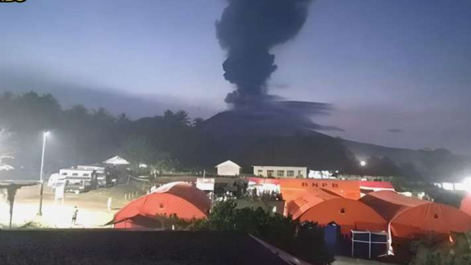 Kolom abu vulkanik setinggi lima kilometer terbentuk akibat aktivitas erupsi Gunung Ibu di Maluku Utara, Selasa, 4 Juni 2024.