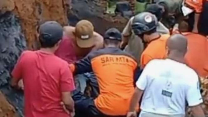 Tim SAR gabungan berusaha mengevakuasi satu korban penambang pasir yang tertimbun longsor dan korban ditemukan dalam kondisi meninggal dunia di kawasan penambangan pasir Kalibening, Kabupaten Lumajang, Jawa Timur, Selasa, 4 Juni 2024.