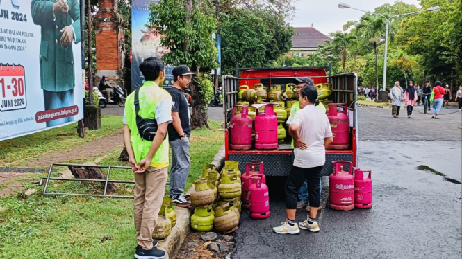 Penjualan gas elpiji di Pasar Rakyat yang digelar di Denpasar, Bali.