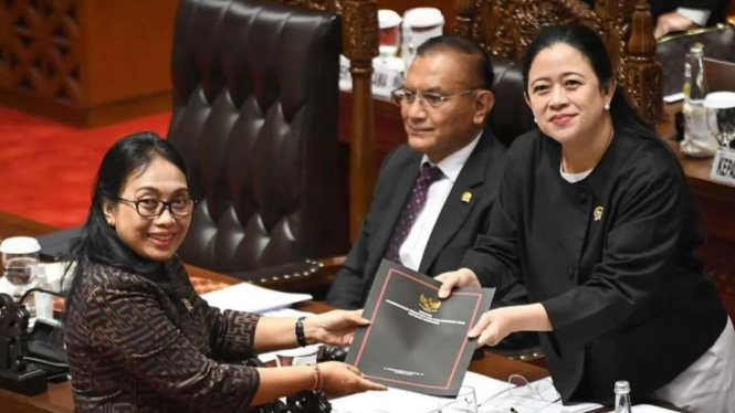 Ketua DPR Puan Maharani dan Gusti Ayu Bintang Darmawati