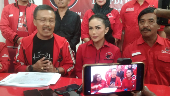 Krisdayanti saat mendatangi DPC PDIP Kota Batu.