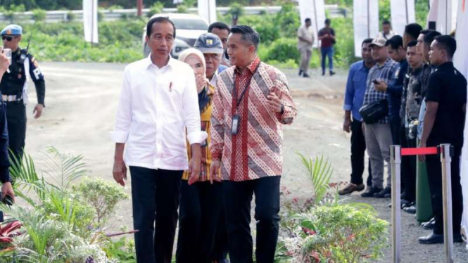 Presiden Jokowi dan CEO Bakrie & Brother Anindya Bakrie.