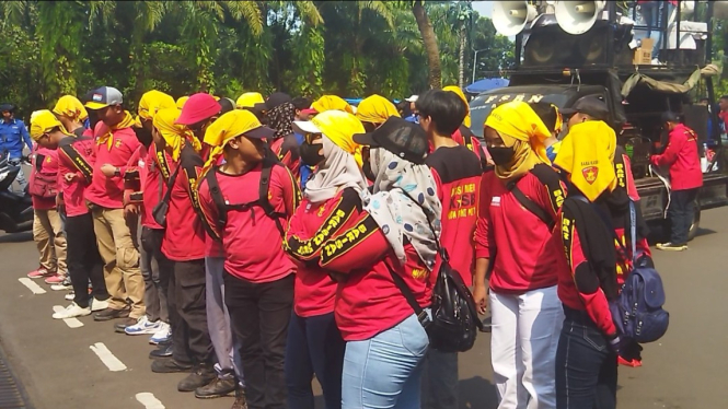 Aksi unjuk rasa buruh Tangerang di kantor bupati tangerang