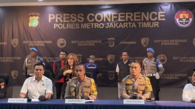 Reskrim Polres Metro Jakarta Timur menangkap pria juru parkir di Cipayung, Jakarta Timur, BS (47), lantaran memerkosa dan mencabuli dua anak tirinya yang berumur 16 dan 8 tahun. 