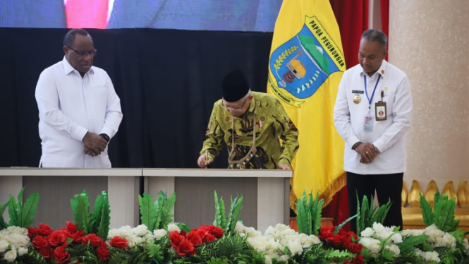 Wakil Presiden RI, KH Maruf Amin (tengah)