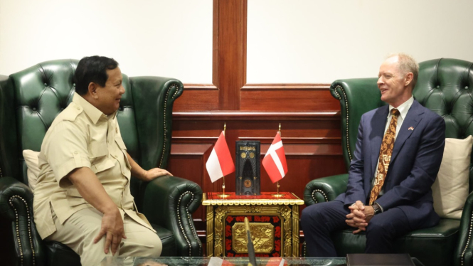 Menteri Pertahanan RI Prabowo Subianto menerima kunjungan Duta Besar Denmark untuk Indonesia H.E. Mr. Sten Frimodt Nielsen, di ruang kerja Menhan RI, Kemhan, Jakarta (sumber: Biro Humas Setjen Kemhan)