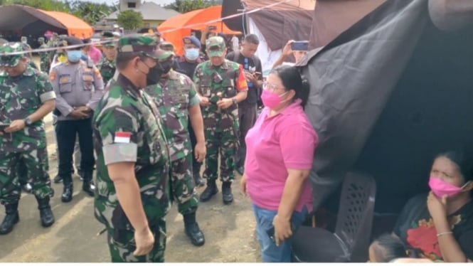 VIVA Militer: Pangdam XV/Pattimura temui korban erupsi Gunung Ibu di tenda