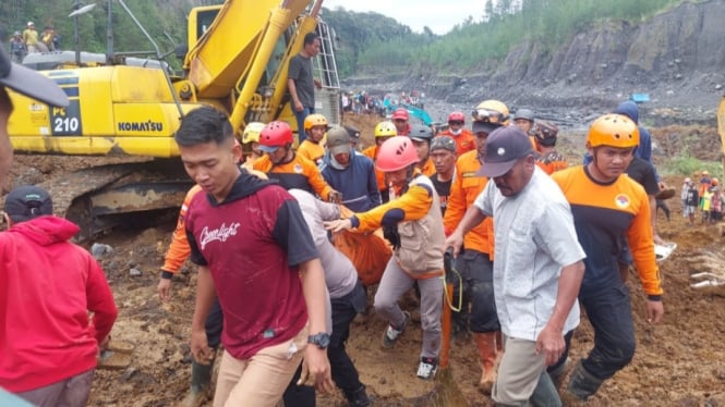 Tim SAR gabungan mengevakuasi jenazah korban meninggal terimbun longsoran tambang pasir di Lumajang. (Foto: Basarnas Surabaya)