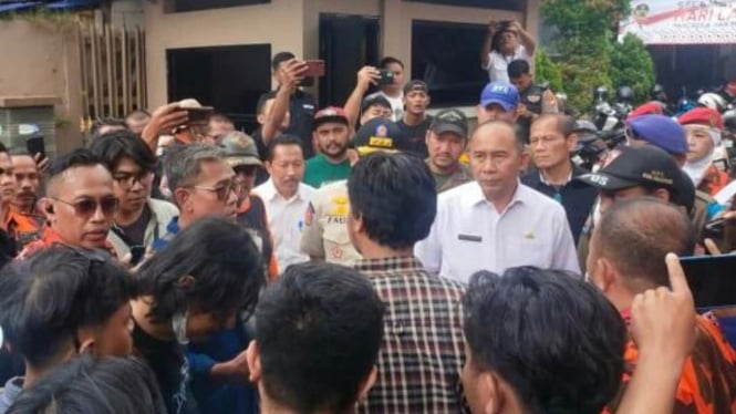 Massa gelar aksi di Kantor Badan Kesbangpol Kota Tangerang