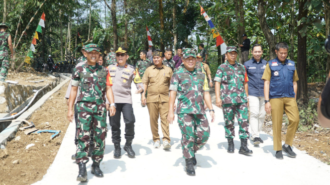 VIVA Militer: Brijen TNI Iwan bersama Danrem, Dandim di TMMD Purwakarta 