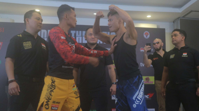 Gugun Gusman (kiri) vs Lin Yang (kanan) Kontak Fisik di One Pride MMA 79