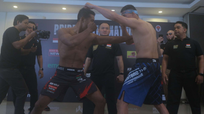 Windri Patilima (kiri) vs Jiahefu Asal China di One Pride MMA 79 Bali