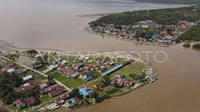 Foto Udara - Desa Muara Sampara, Kecamatan Kapoiala, Kabupaten Konawe, Sulawesi Tenggara, yang terdampak abrasi.