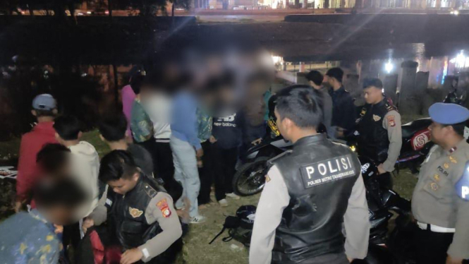 Polres Metro Tangerang Kota mengamankan puluhan pelajar yang membawa senjata tajam.