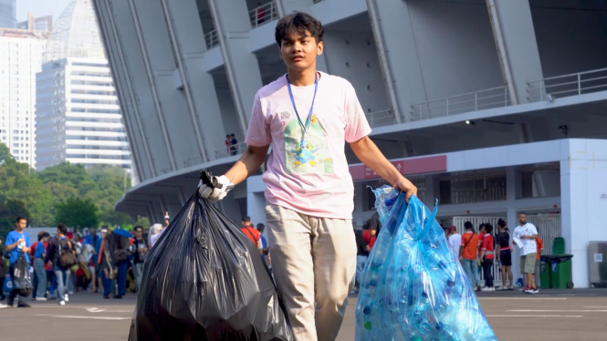 Bank Mandiri lakukan bersih-bersih sampah di Stadion Utama Gelora Bung Karno