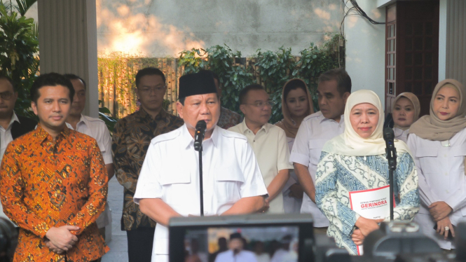 Ketua Umum Partai Gerindra Prabowo Subianto bersama Khofifah Indar Parawansa dan Emil Dardak di kediamannya di Jalan Kertanegara IV, Jakarta Selatan, Jumat, 7 Juni 2024