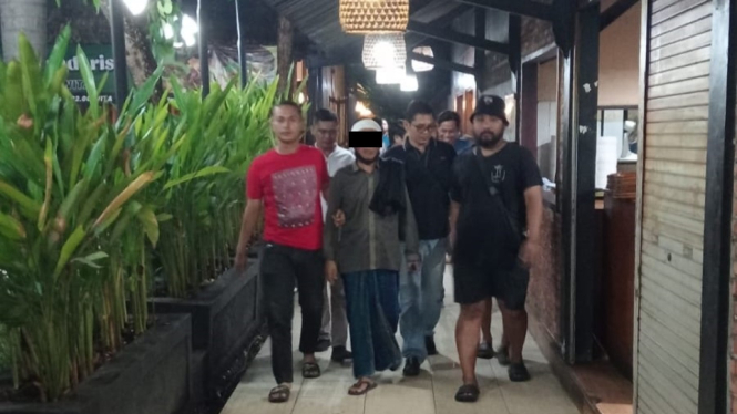 AM alias Abah saat ditangkap polisi di Mataram (Satria)