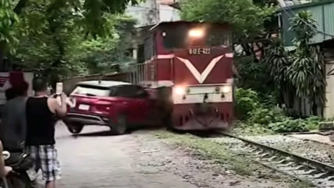 Hyundai Creta tertabrak kereta barang di Vietnam