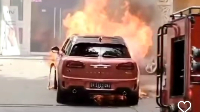 Mobil Mini Cooper terbakar