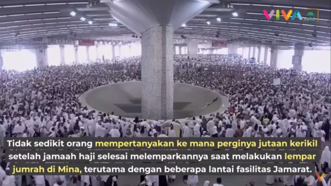 jamaah melempar jumrah di Mina