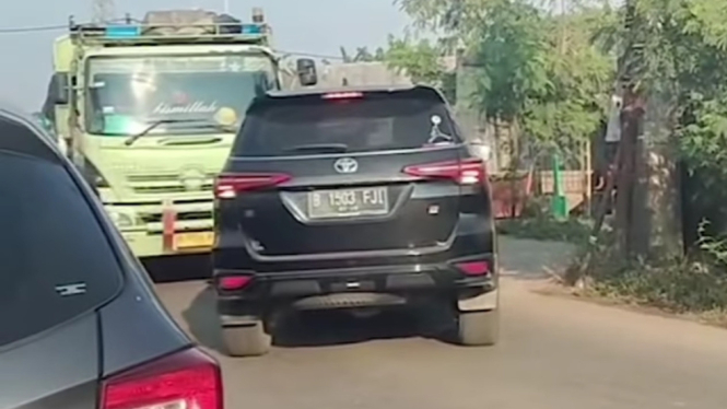 Toyota Fortuner lawan arah di Depok