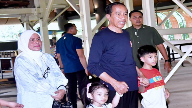 Jokowi and Iriana spend the weekend with their grandchildren visiting TMII