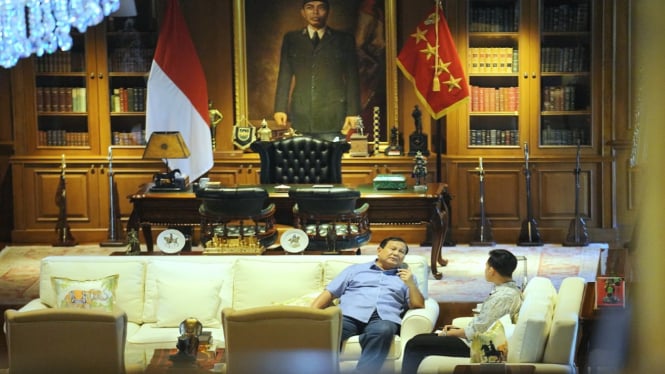 Prabowo Subianto dan Gibran Rakabuming ngopi bareng di Hambalang