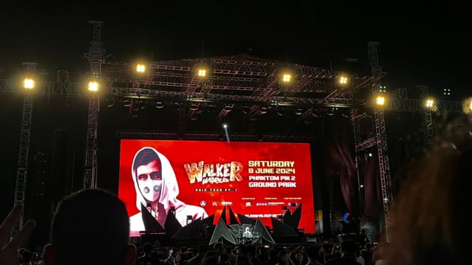 Putri Ariani di Konser Alan Walker