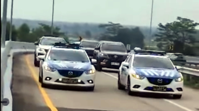 Rombongan Toyota Fortuner pakai strobo dikawal polisi di jalan tol