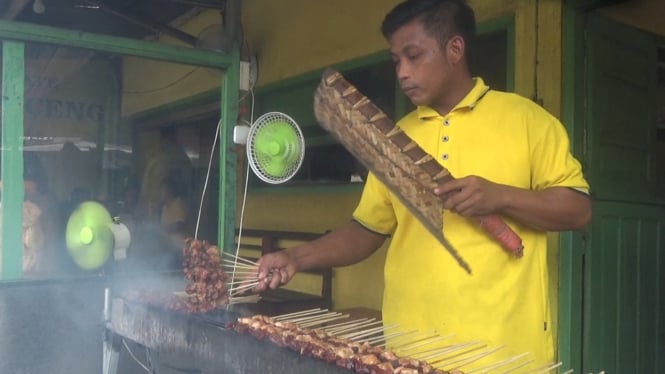 Proses pembuatan sate Tugu Penceng di Jombang. 