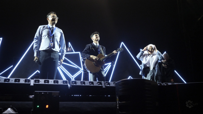 Guru dan murid SMA Al Azhar Medan tampil di konser Alan Walker.