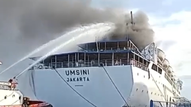 KM Umsini Terbakar Hebat di Pelabuhan Makassar.