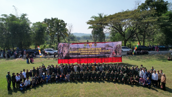 VIVA Militer: Letkol Inf Ardiansyah bersama warga Gurudug 