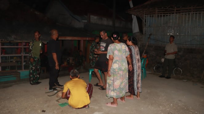 VIVA Militer: Letkol Inf Ardiansyah bersama warga Gurudug