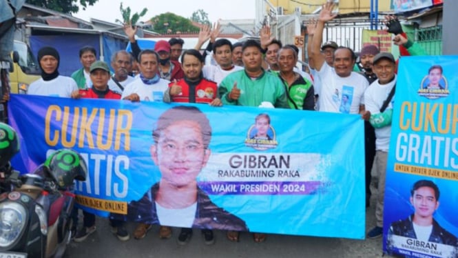 Relawan Mas Gibran rangkul driver ojol.