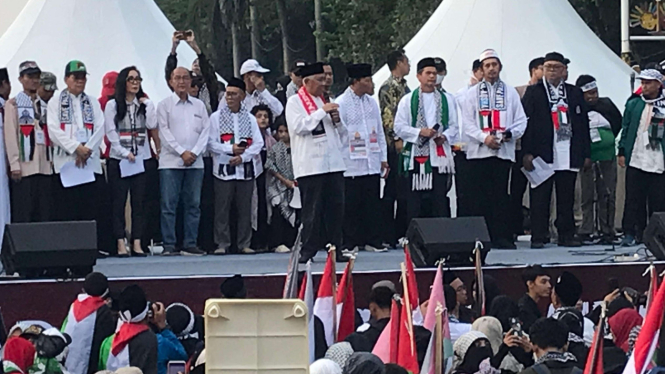 Din Syamsuddin orasi di aksi bela Palesina. Ia meminta pemerintah Indonesia bisa mengirimkan bantuan pasukan militer ke Jalur Gaza untuk membela Palestina dari genosida Israel.