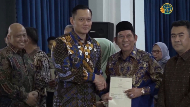 Menteri ATR/BPN Agus Harimurti Yudhoyono (AHY) serahkan sertifikat elektronik ke Pemilik Tanah di Jawa Barat