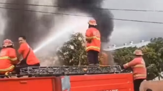 Petugas damkar memadamkan api di gudang gas LPG yang terbakar pada Minggu, 9 Juni 2024