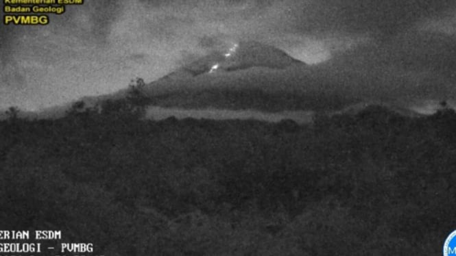 Gunung Semeru erupsi disertai guguran lava pijar