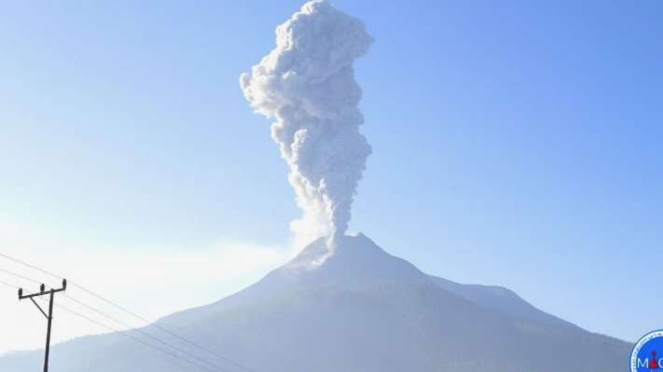 La ceniza volcánica arrojada desde la cumbre del monte Levotobi Laki se ve desde el Observatorio del Volcán East Flores, en el este de Nusa Tenggara, el lunes 10 de junio de 2024.