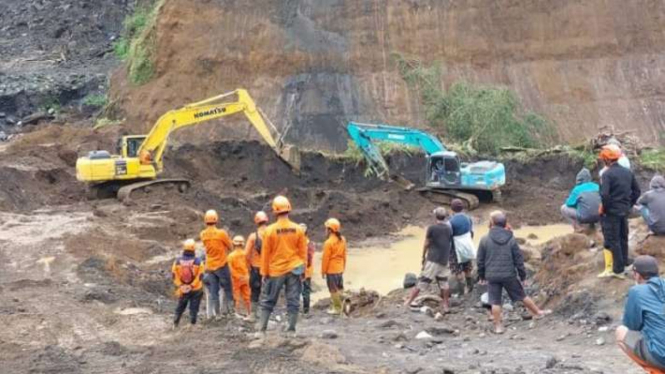 Tim SAR gabungan melakukan pencarian korban longsor di Desa/Kecamatan Pronojiwo, Kabupaten Lumajang, Jawa Timur, pada Minggu, 9 Juni 2024.