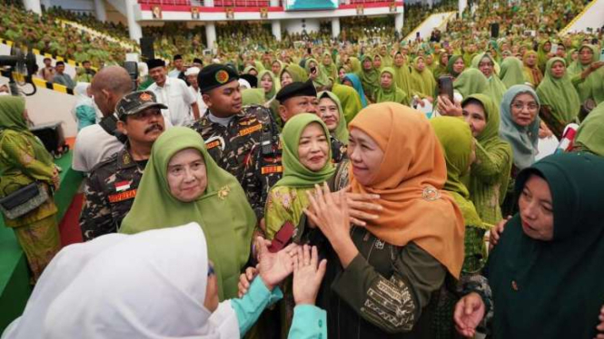 Ketua Umum Muslimat Nahdlatul Ulama (NU) Khofifah Indar Parawansa (berkerudung oranye) pada saat menghadiri forum Pengajian Akbar Muslimat NU di Unisma, Kota Malang, Jawa Timur, Minggu, 9 Juni 2024.