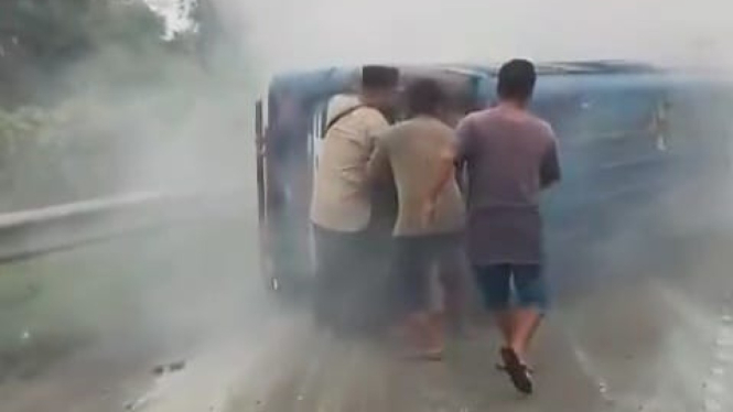 Kondisi bus yang alami kecelakaan lalu lintas di tol tangerang-merak