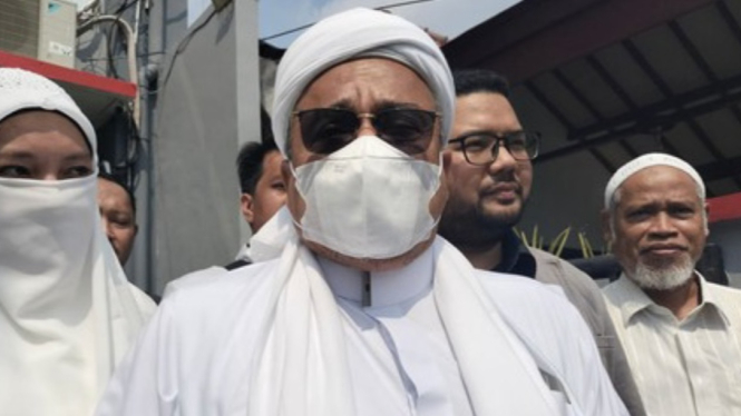 Imam Besar Indonesia, Habib Rizieq Shihab sayang abu kantor Badan Permasyarakatan Jakarta Pusat untuk mengambil surat Pengakhiran Pembimbingan Pembebasan Bersyarat, Senin 10 Juni 2024.