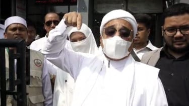 Seis FPI Laikhar, el sumo sacerdote de los musulmanes indonesios, declararon la guerra a seis FPI Laikar. 